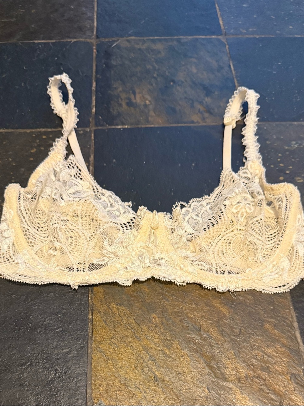 Victoria's Secret Cream Lace Underwire Bra